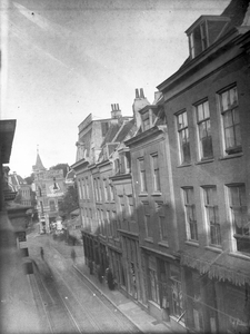 853689 Gezicht op de voorgevels van de huizen Potterstraat 15 (rechts) -hoger, kort voor de afbraak van de panden aan ...